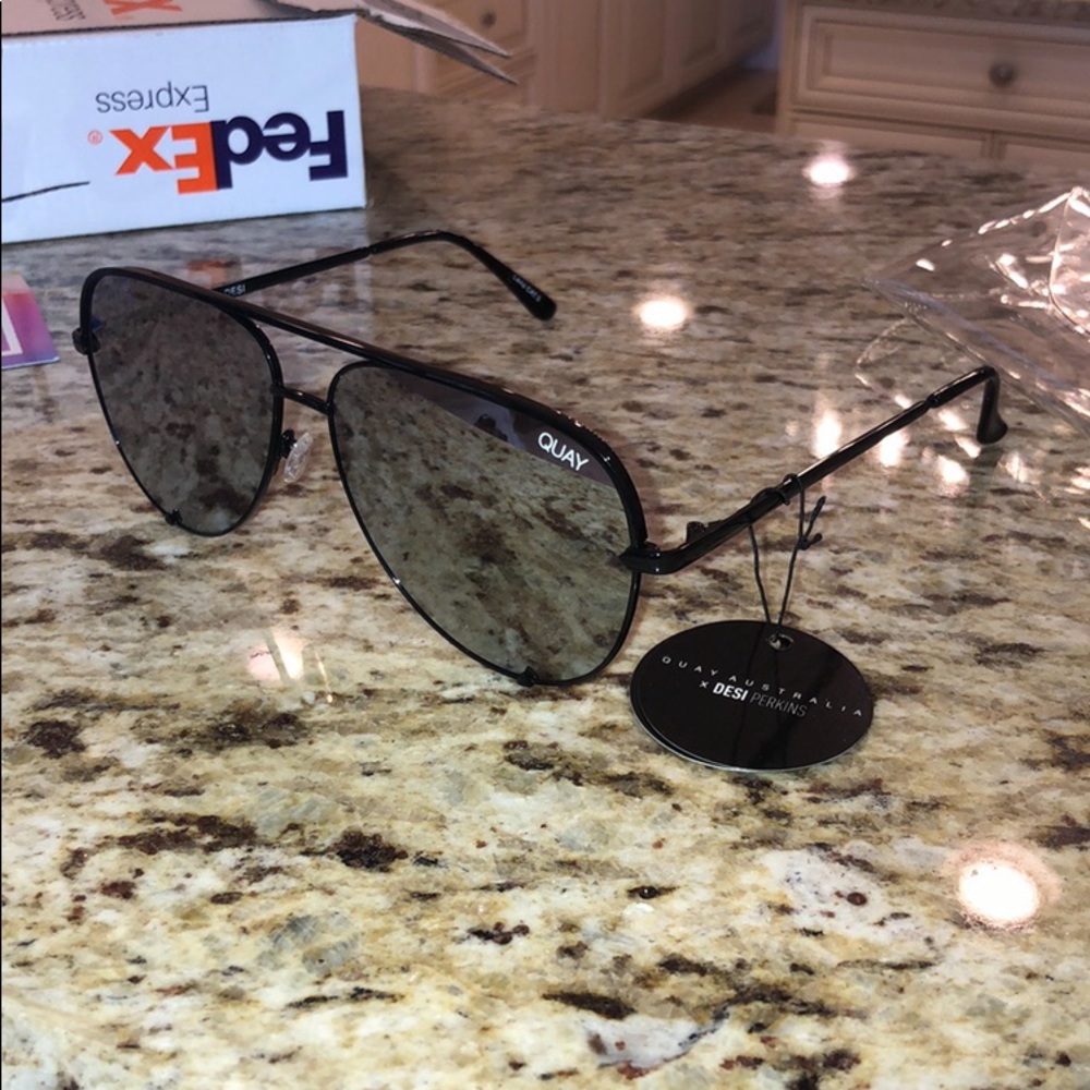 QUAY sunglasses never worn